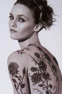 Mujer Tatuada Elegante