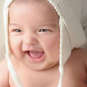 Bebé Feliz con Sombrero de Lana