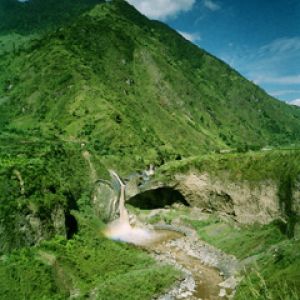 Impresionante Cascada de Montaña