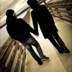 Pareja Caminando de la Mano