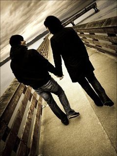 Pareja Caminando de la Mano