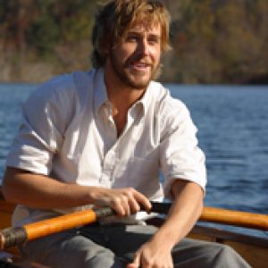 Hombre Encantador Junto al Lago