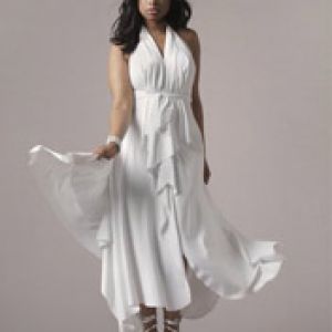 Mujer Elegante en Vestido Blanco