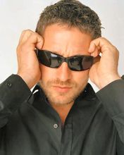 Hombre Estiloso con Gafas de Sol