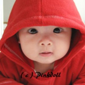Bebé Adorable con Sudadera Roja