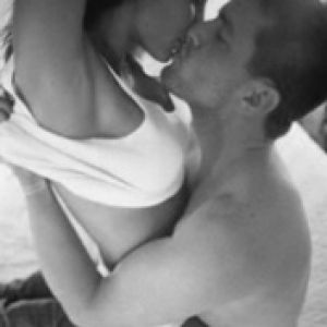 Pareja Romántica Abrazándose