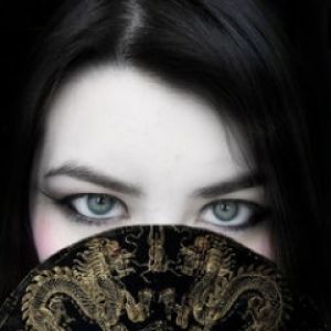 Chica Misteriosa con Abanico