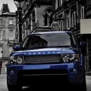 SUV Azul en Entorno Urbano
