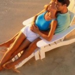 Pareja Romántica en la Playa