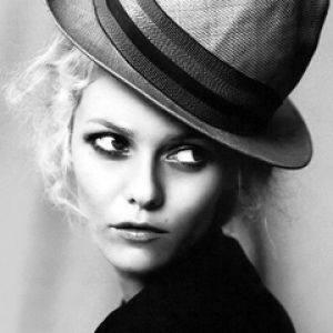 Mujer Elegante con Sombrero