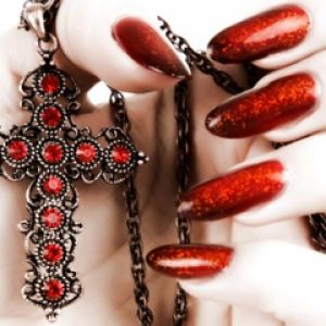 Uñas Rojas Glamourosas y Collar de Cruz
