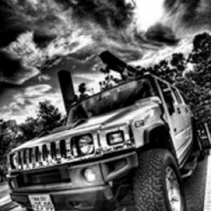 Hummer SUV en Dramático Blanco y Negro