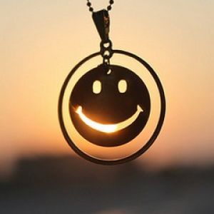 Colgante Sonriente al Atardecer