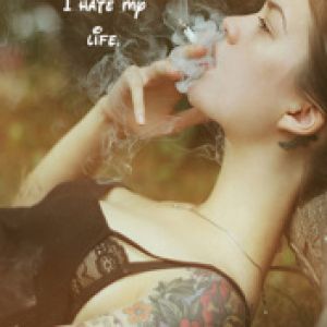 Chica Tatuada Fumando