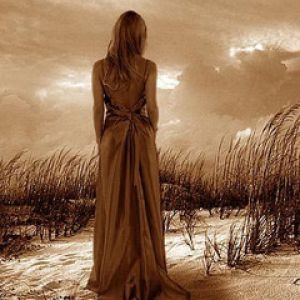 Mujer Elegante en la Playa