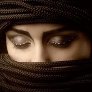 Mujer Elegante con Maquillaje Artístico
