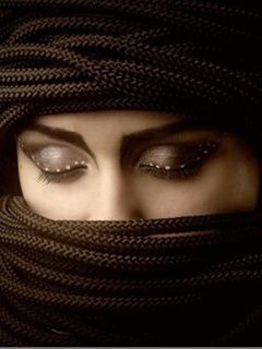 Mujer Elegante con Maquillaje Artístico
