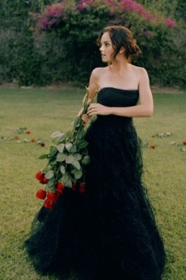 Mujer Elegante con Rosas