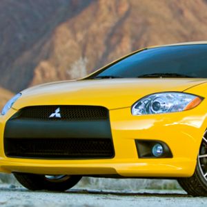 Coche Mitsubishi Amarillo