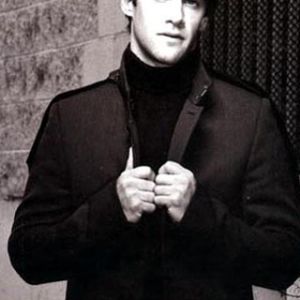 Hombre Elegante con Chaqueta Negra