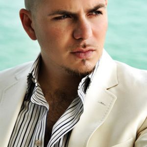 Hombre Elegante en Traje Blanco