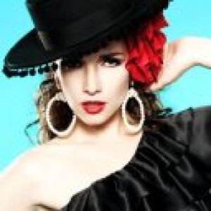 Mujer Estilosa con Sombrero Negro