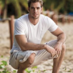 Hombre Estiloso en la Playa