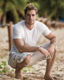 Hombre Estiloso en la Playa