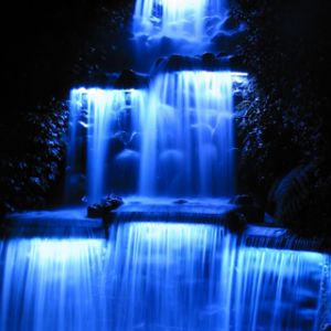 Cascada Iluminada de Noche