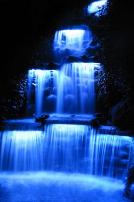Cascada Iluminada de Noche