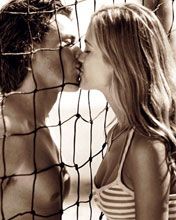 Beso romántico en la playa