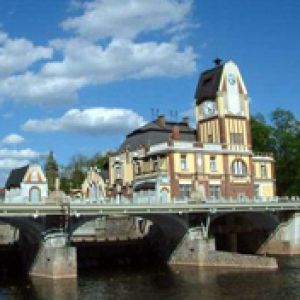 Encantador Puente y Torre del Reloj