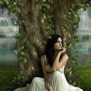 Chica Encantadora Junto al Árbol