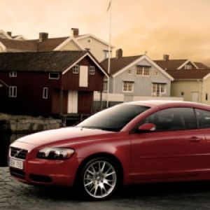 Volvo Rojo en un Entorno Escénico