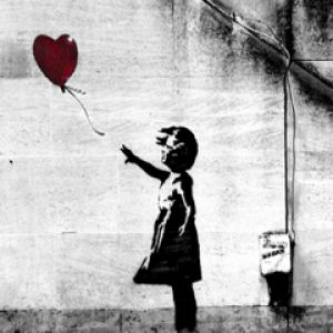 Niña con globo en forma de corazón
