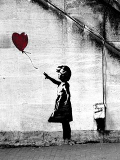 Niña con globo en forma de corazón