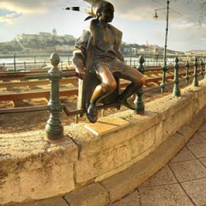 Estatua de Bronce Junto al Río