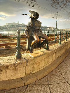 Estatua de Bronce Junto al Río