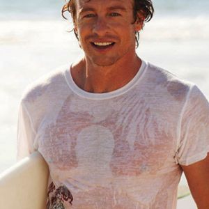Surfista Sonriente en la Playa