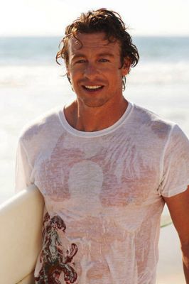 Surfista Sonriente en la Playa