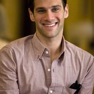 Hombre Sonriente en Camisa Casual