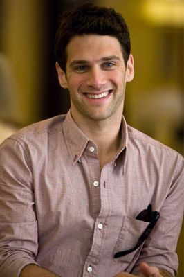 Hombre Sonriente en Camisa Casual