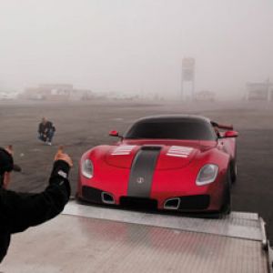 Coche deportivo rojo en la niebla