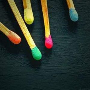 Fósforos Coloridos sobre Negro