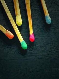 Fósforos Coloridos sobre Negro