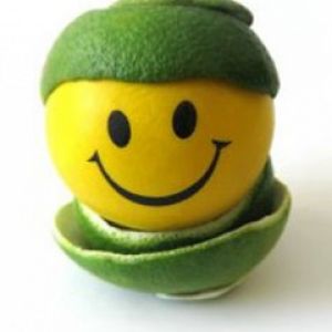 Cara sonriente en envoltura verde