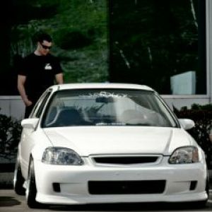 Coche Blanco Elegante y Hombre