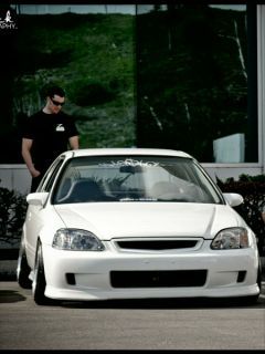 Coche Blanco Elegante y Hombre