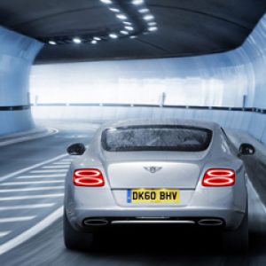 Auto Bentley en túnel