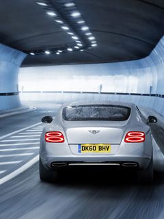 Auto Bentley en túnel